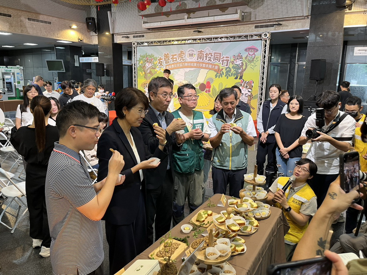 來賓品嚐石虎相關產品。（縣府提供）