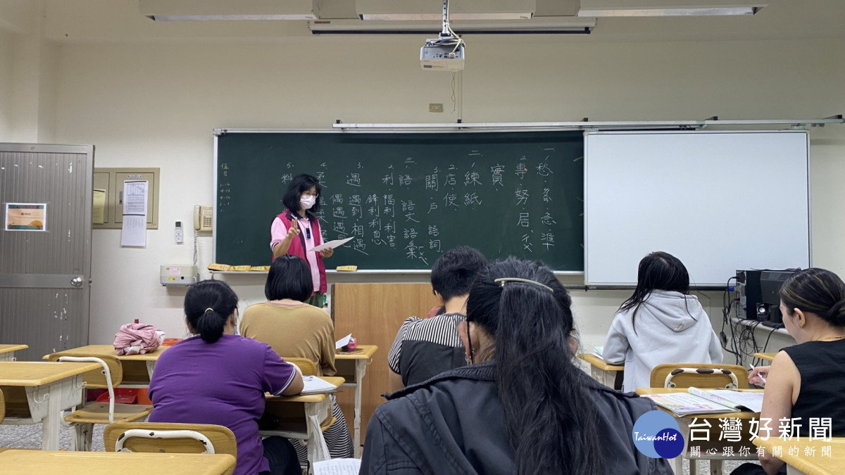 東勢區東勢國小補校導師上課。