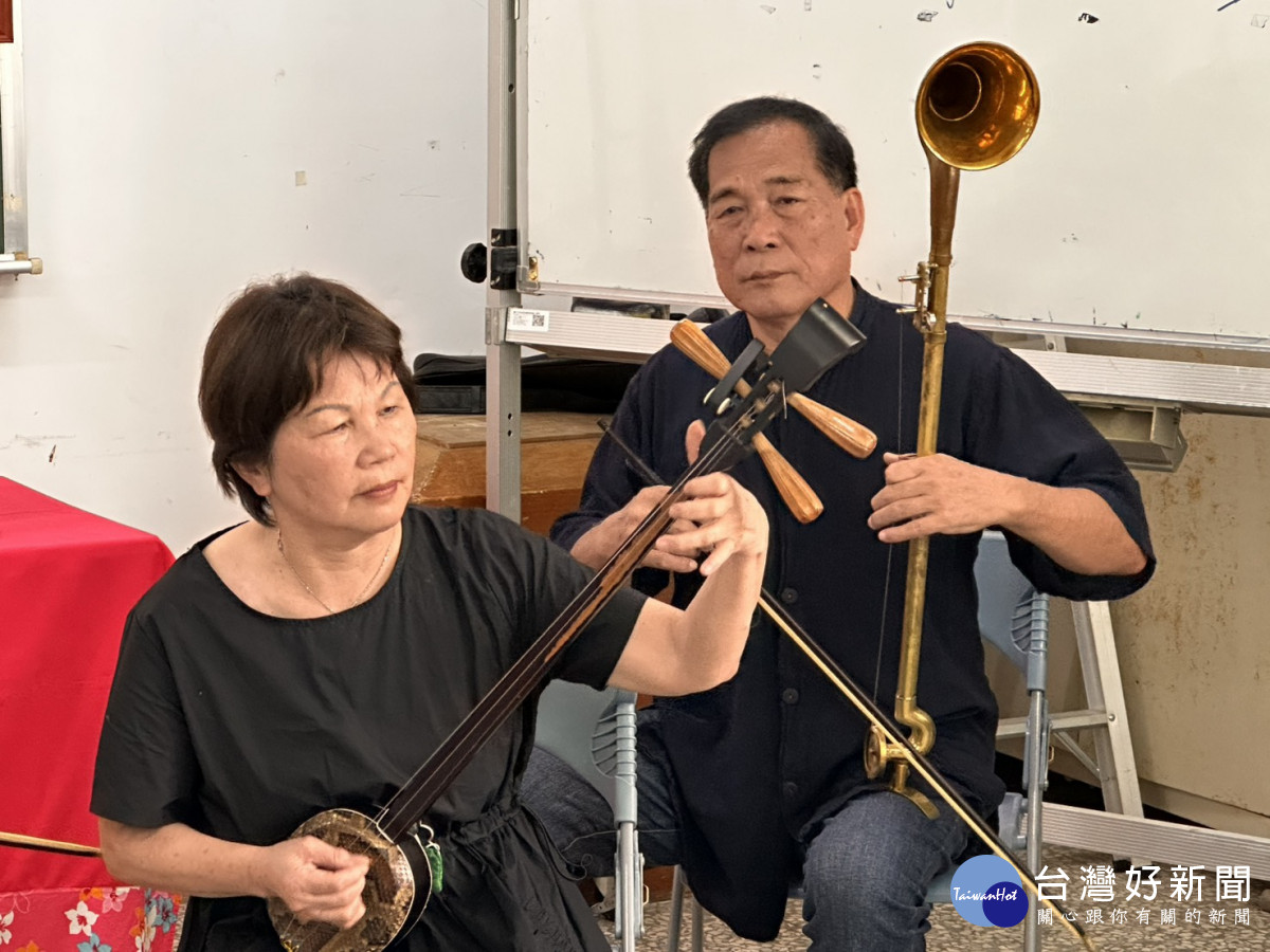 賴仁政老師現場與學員一同演奏。