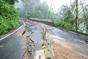 嘉義縣番路鄉大湖村124線約3.5公里處道路大面積龜裂坍塌，路基掏空情形嚴重／嘉義縣府提供