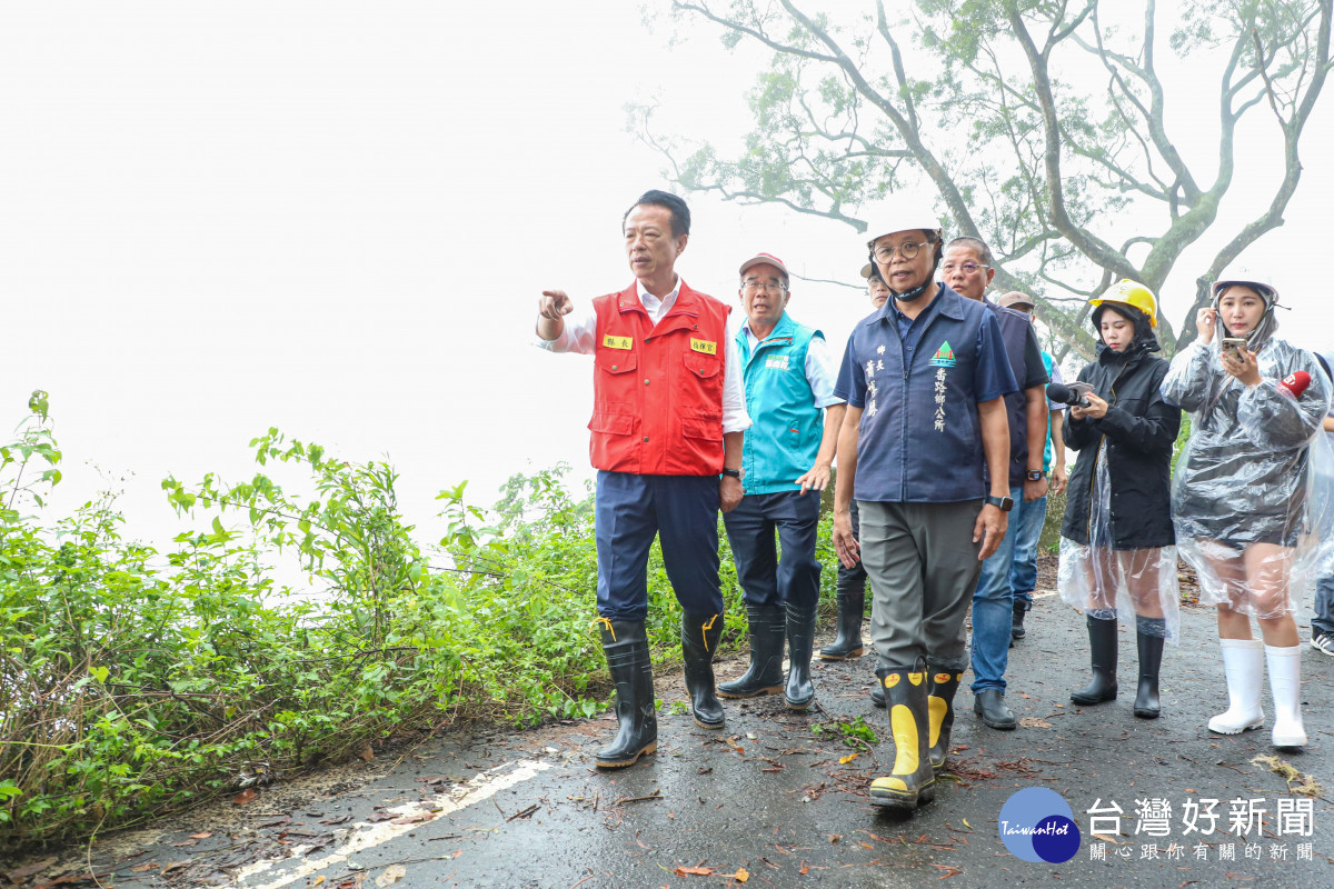 嘉義縣長翁章梁與番路鄉長蕭博勝等人前往番路鄉大湖村124線約3.5公里處勘災／嘉義縣府提供