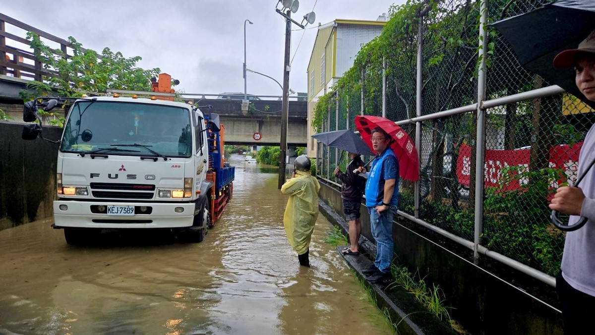 抽水機出動在軍功里抽水。（游顥服務處提供）