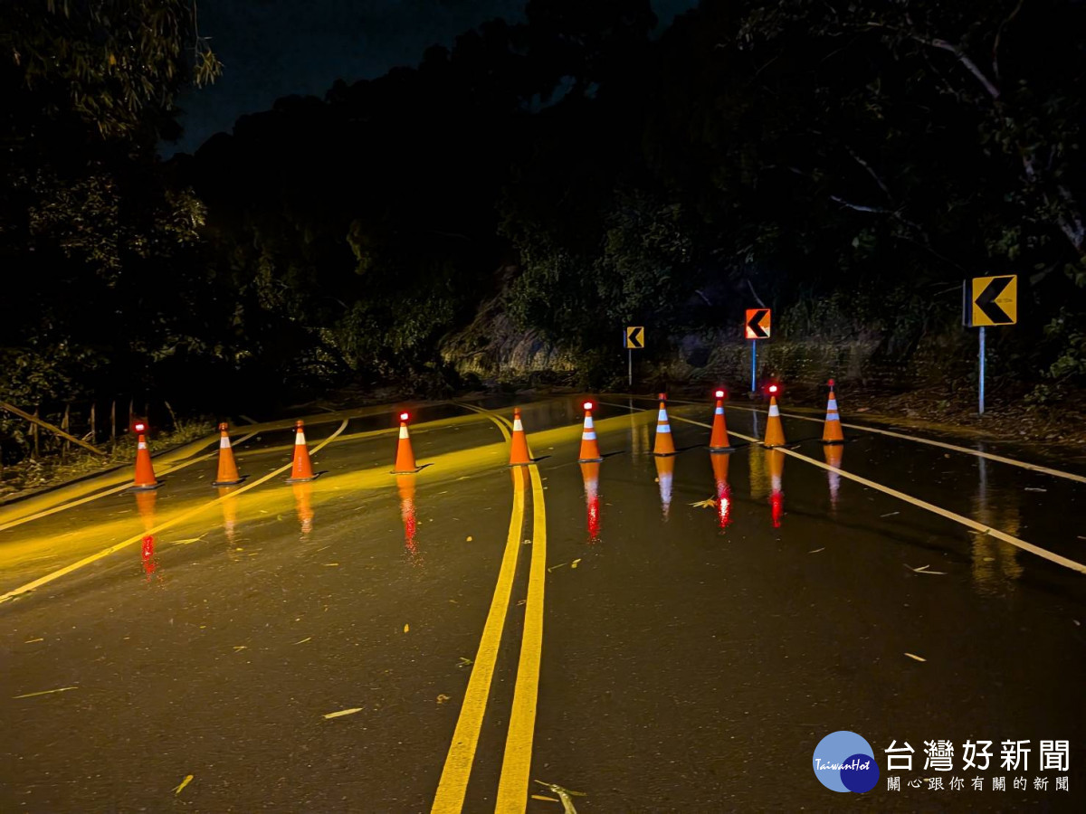 八卦山連兩起路樹倒塌阻交通。圖／彰化縣警局提供