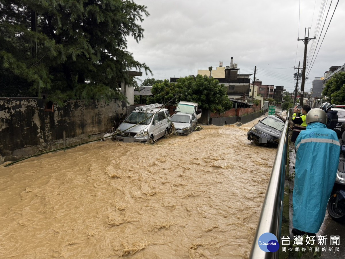 連夜強降雨致排水溝暴漲六車落水，警方深夜至清晨持續應變、保障用路人安全。圖／彰化縣警局提供