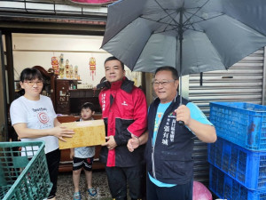 區長和里長慰問災民。林重鎣