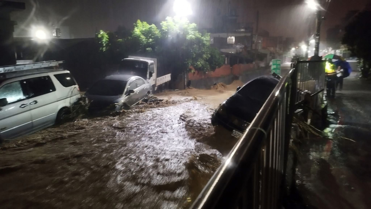 林世賢市長冒強降豪雨勘災並指示緊急搶修（彰南路一段）。圖／彰化市公所提供