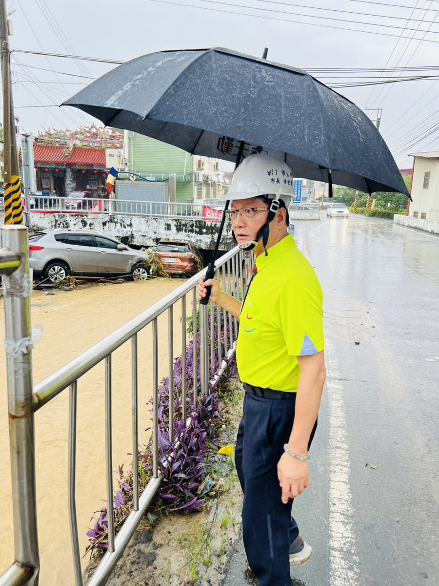 林世賢市長冒強降豪雨勘災。圖／彰化市公所提供