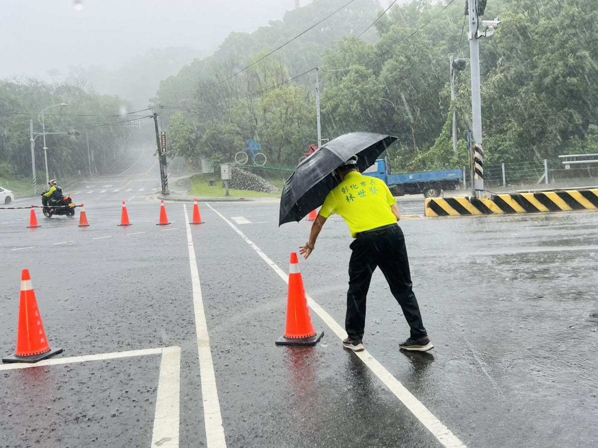 林世賢市長冒強降豪雨勘災。圖／彰化市公所提供