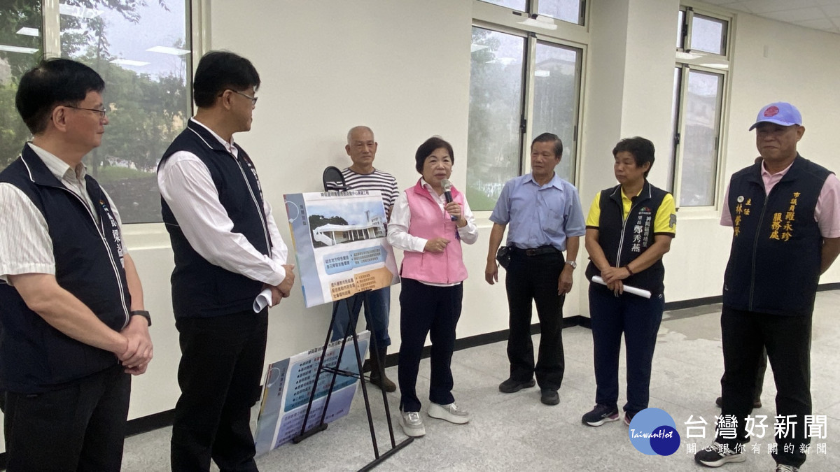立委楊瓊瓔邀請社區居民參觀剛完工的圳堵里市民活動中心。