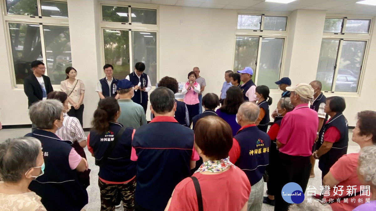 立委楊瓊瓔邀請社區居民參觀剛完工的圳堵里市民活動中心。