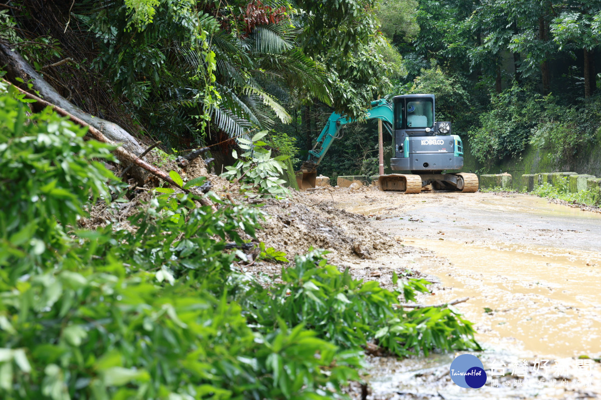 立委楊瓊瓔協調相關單位搶通潭子山區聯外道路。