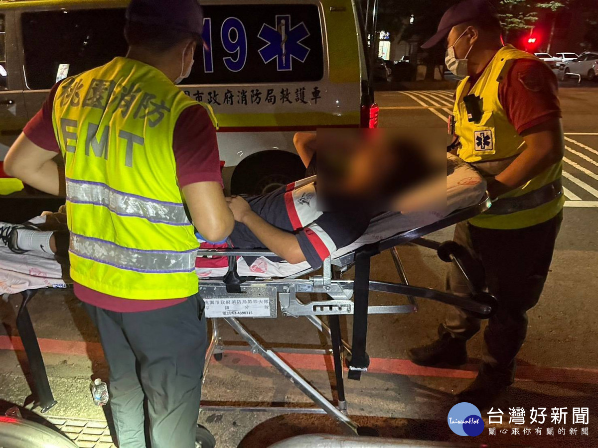 少年公車站突發急性蕁麻疹，平鎮警即刻協助送醫。