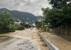 南投縣因道路受阻等因素1日尚有學校停班停課。（縣府提供）