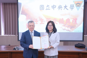 中央大學8月1日舉行114學年度新卸任行政主管交接典禮，中大壢中新任校長劉倩伶（右）走馬上任。