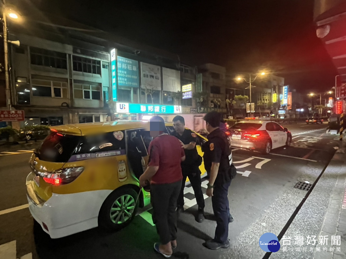視障男深夜佇立台1線路中央，中壢警暖心牽引避車助返家。  　