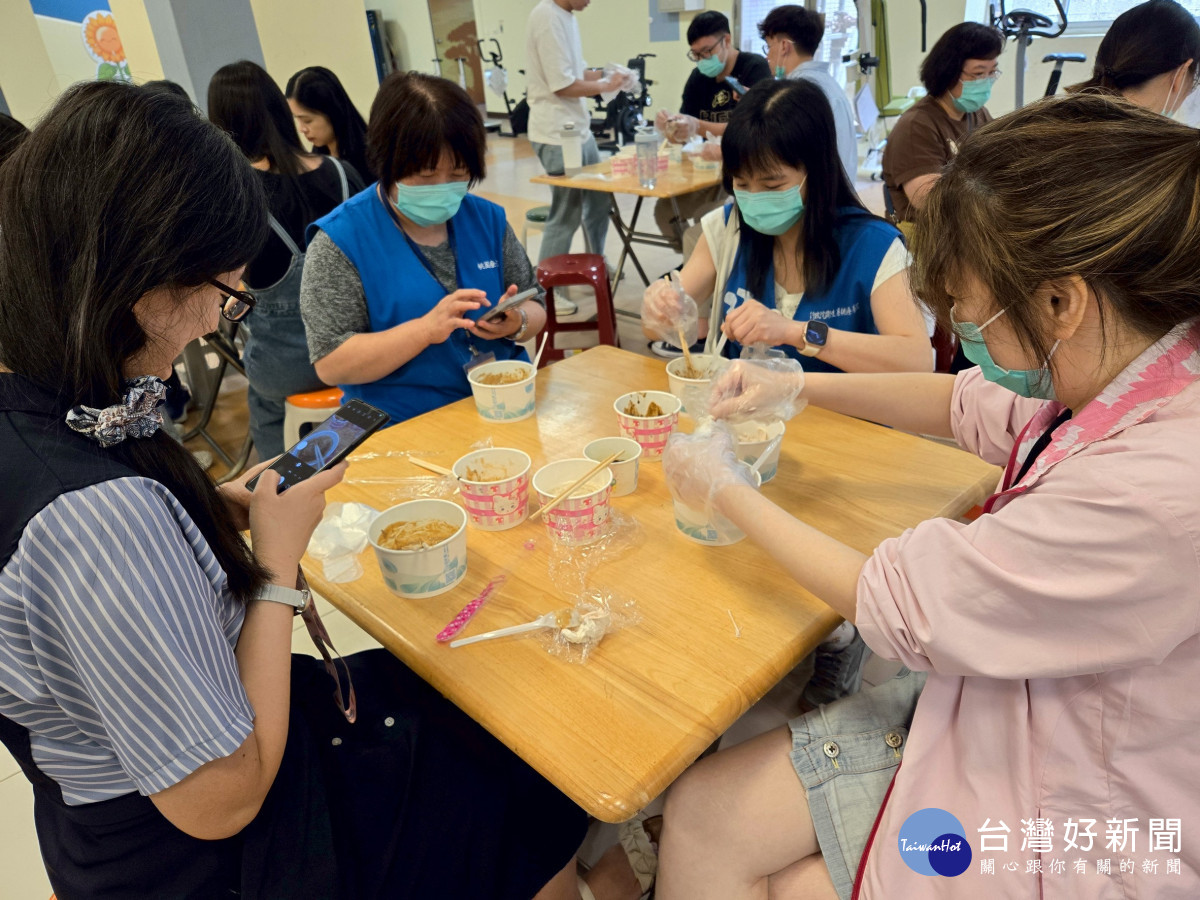 桃療員工熱情參與「減糖涼麵」的健康製作(桃療提供)