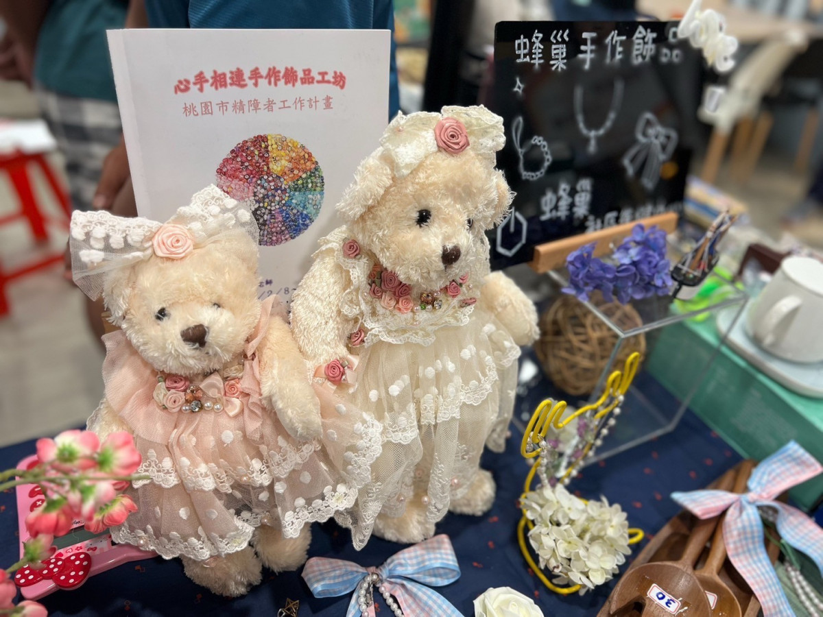 桃園市社區心理衛生中心開設「心健安康」公益攤位，由精神病友參與商品製作與販售，累積成就感並重拾生活信心。<br />
