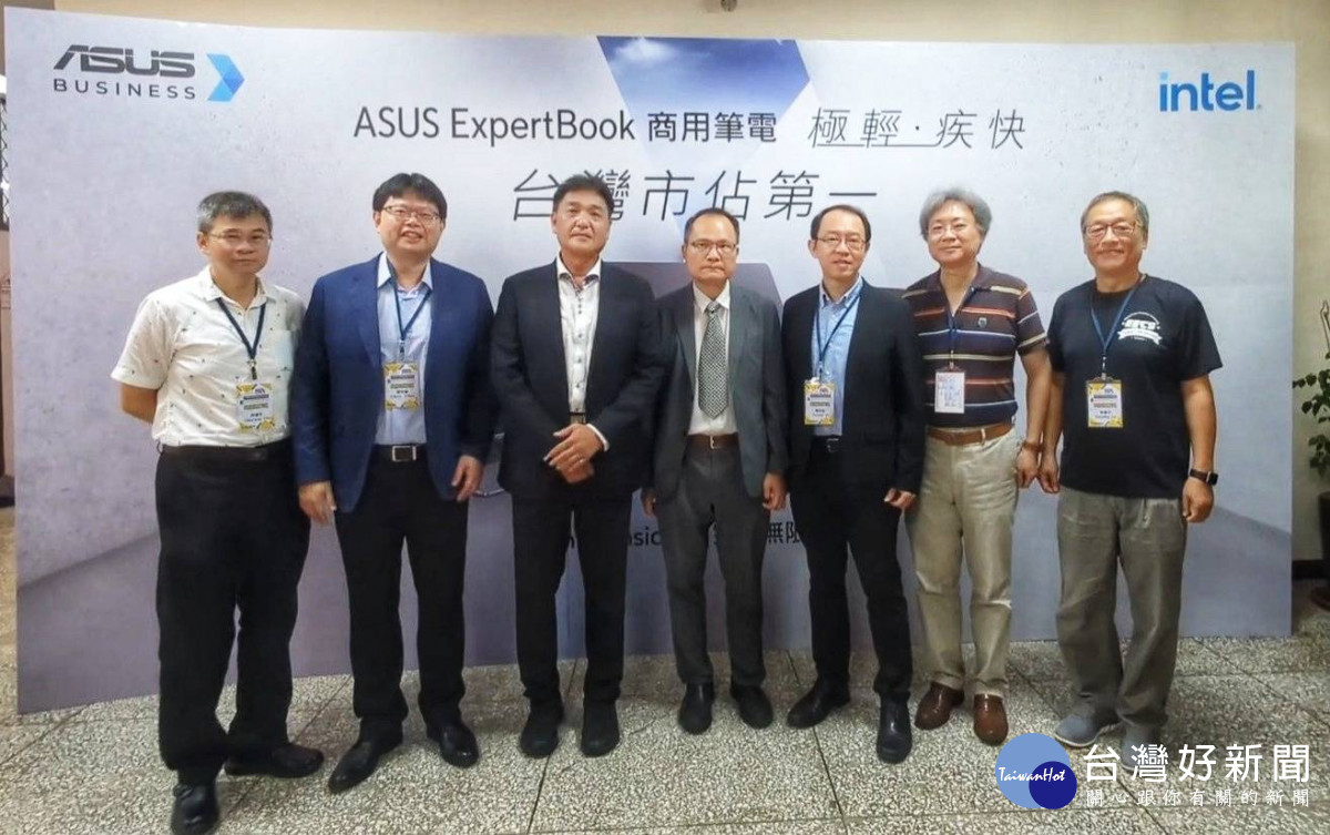 中原大學電資學院主管與英特爾(Intel)及華碩電腦(ASUS)代表合影，展現產學合作成果。