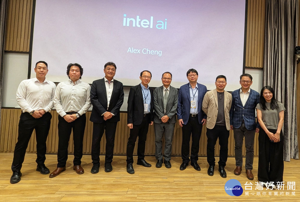 中原大學電資學院主管偕同Intel與ASUS代表合影，共同見證AI專題競賽合作里程碑。