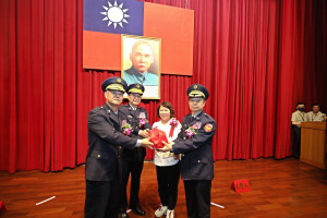 嘉義市警局舉行卸、新任局長交接典禮，由市長黃敏惠親自主持，警政署警政委員王文澤監交，卸任局長沈炳信(左)交棒給同為警大51期的新任局長陳明志(右)／警方提供
