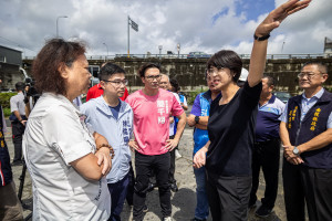 游立委多位議員與許縣長及中央長官共同到南投軍功里會勘淹水改善。（縣府提供）