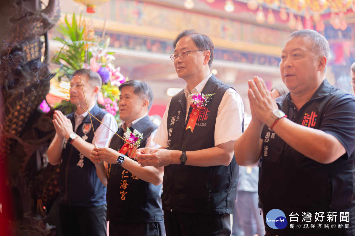 張市長上香祈福。