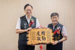 張市長頒發賀匾。
