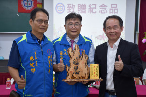 興華中學董事長王崇旭（右）與新任校長張家碩（中）、家長會長廖健傑（左）合影／興華中學提供