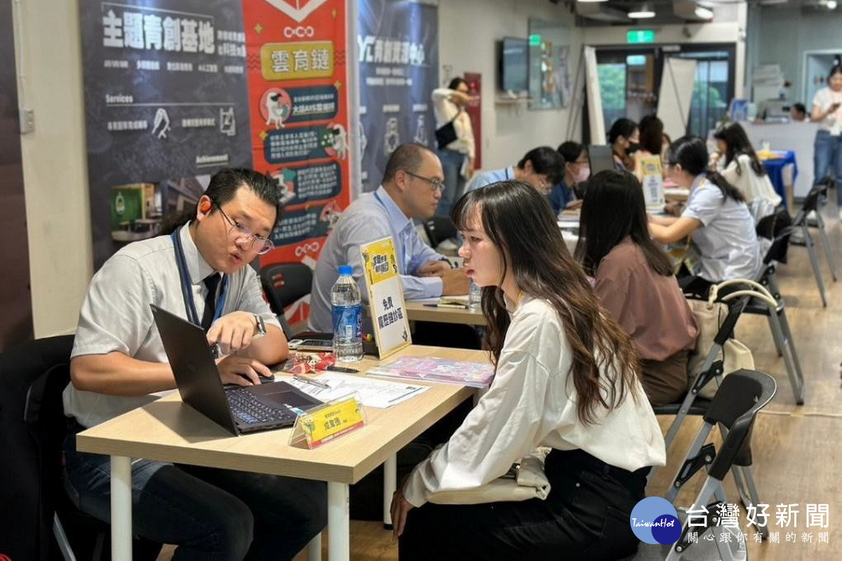 微星科技資深人資夥伴擔任「職涯健檢師」，為求職青年提供職務諮詢與履歷健診。