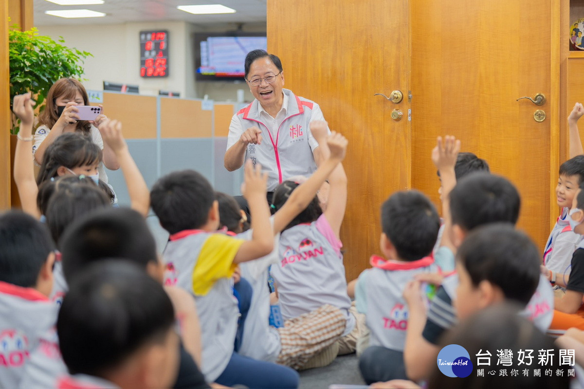 桃園市長張善政出席「114年桃園小小市長暨市政體驗營」與小市長們互動。<br />
