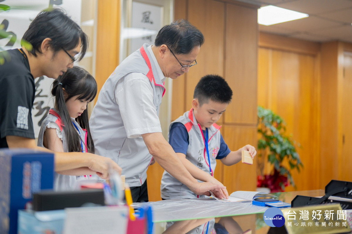 桃園市長張善政出席「114年桃園小小市長暨市政體驗營」與小市長們互動。<br />
