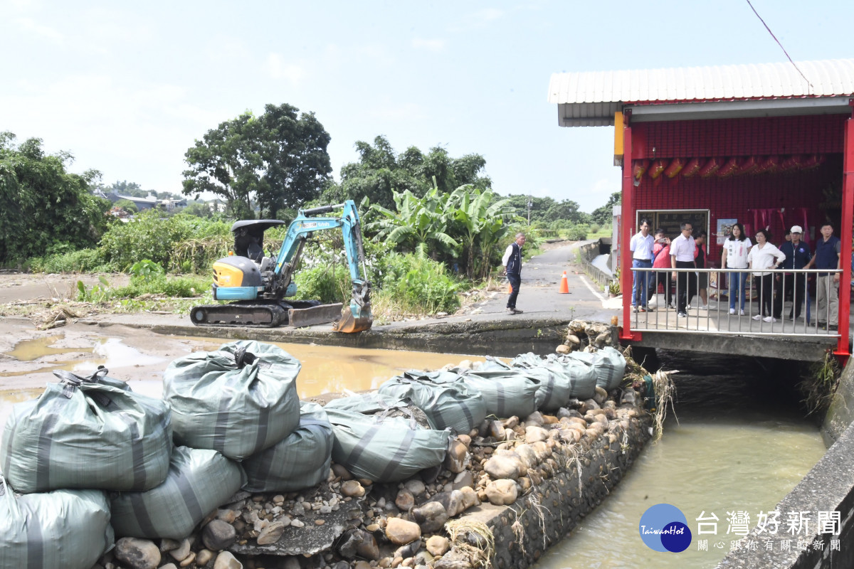 豪雨侵襲，道路邊坡崩塌、路基掏空及護岸潰堤。圖／彰化縣政府提供