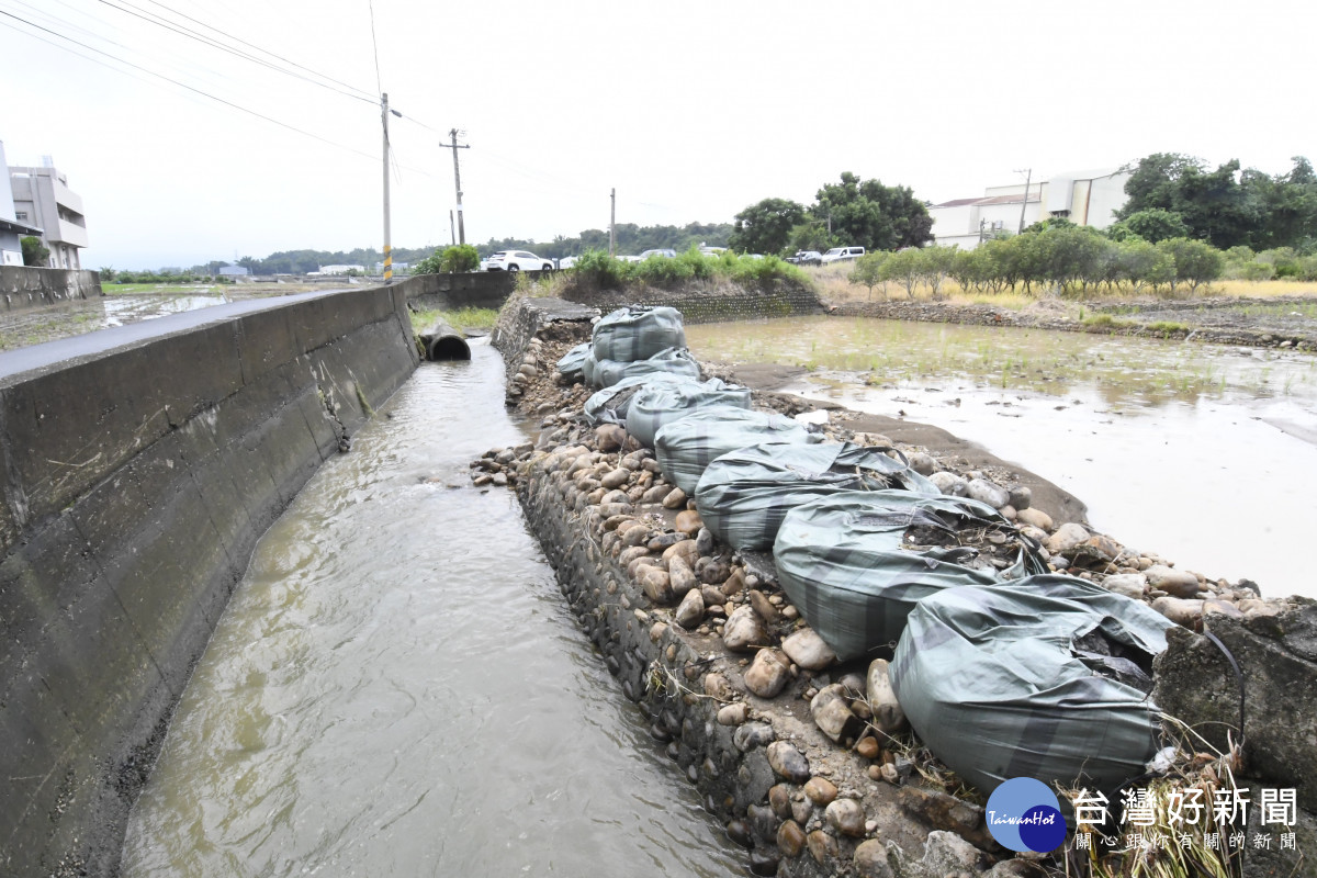 豪雨侵襲，道路邊坡崩塌、路基掏空及護岸潰堤。圖／彰化縣政府提供