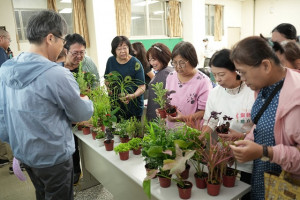 介紹陽台栽種植物。林重鎣