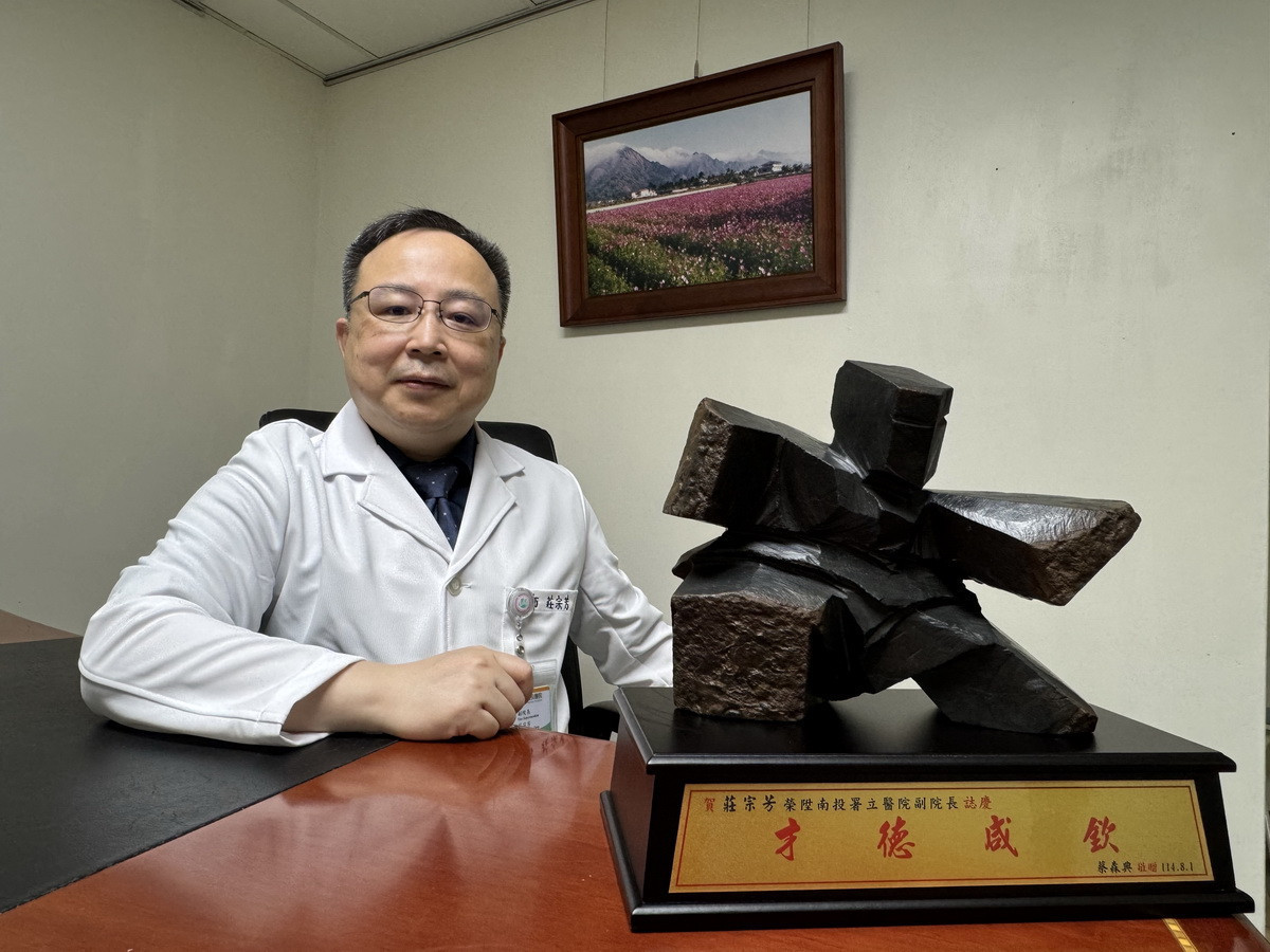 各界祝賀莊主任升任副院長。（ 南投醫院提供）