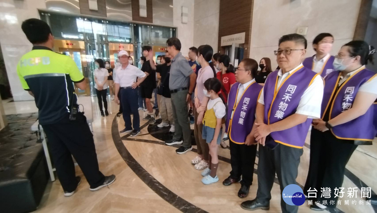 同禾物業副總詹惠光(右2)率領社區經理觀摩高樓層消防演練。