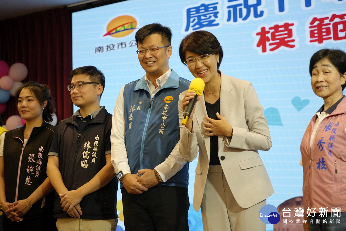 許縣長祝福模範父親健康享嵩壽。（市公所提供）