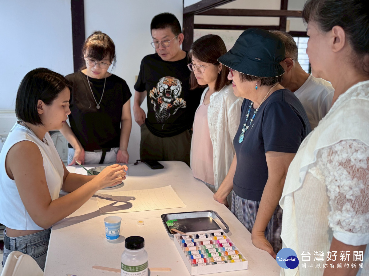 溫佳寧老師以水干在視覺圖像呈現。