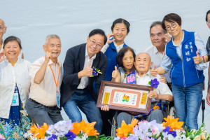 張市長與模範父親合影。