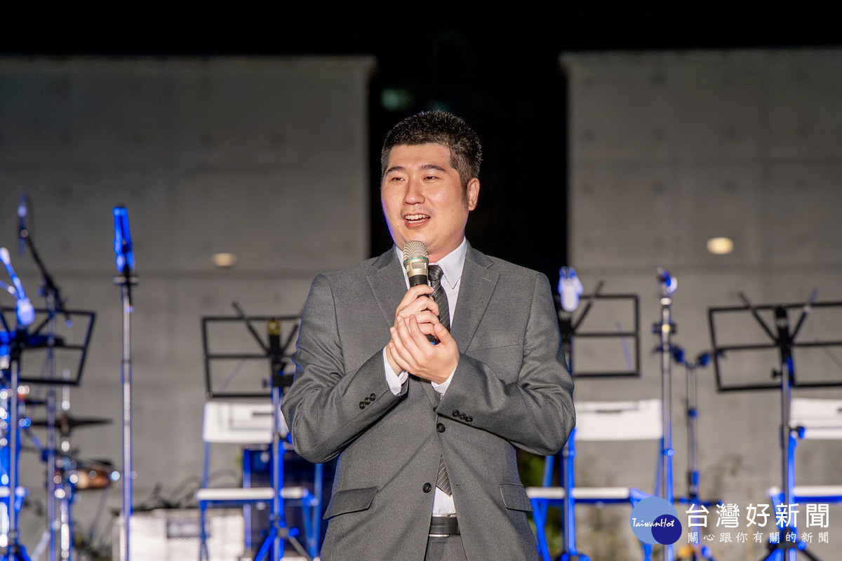 客家委員會副主委邱星崴於紀念音樂會中致詞。<br />
