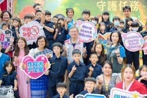 桃園市副市長王明鉅出席「114年小小警察體驗營-語言魔法書守護任務」活動。