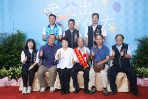 盧秀燕與模範父親合影。