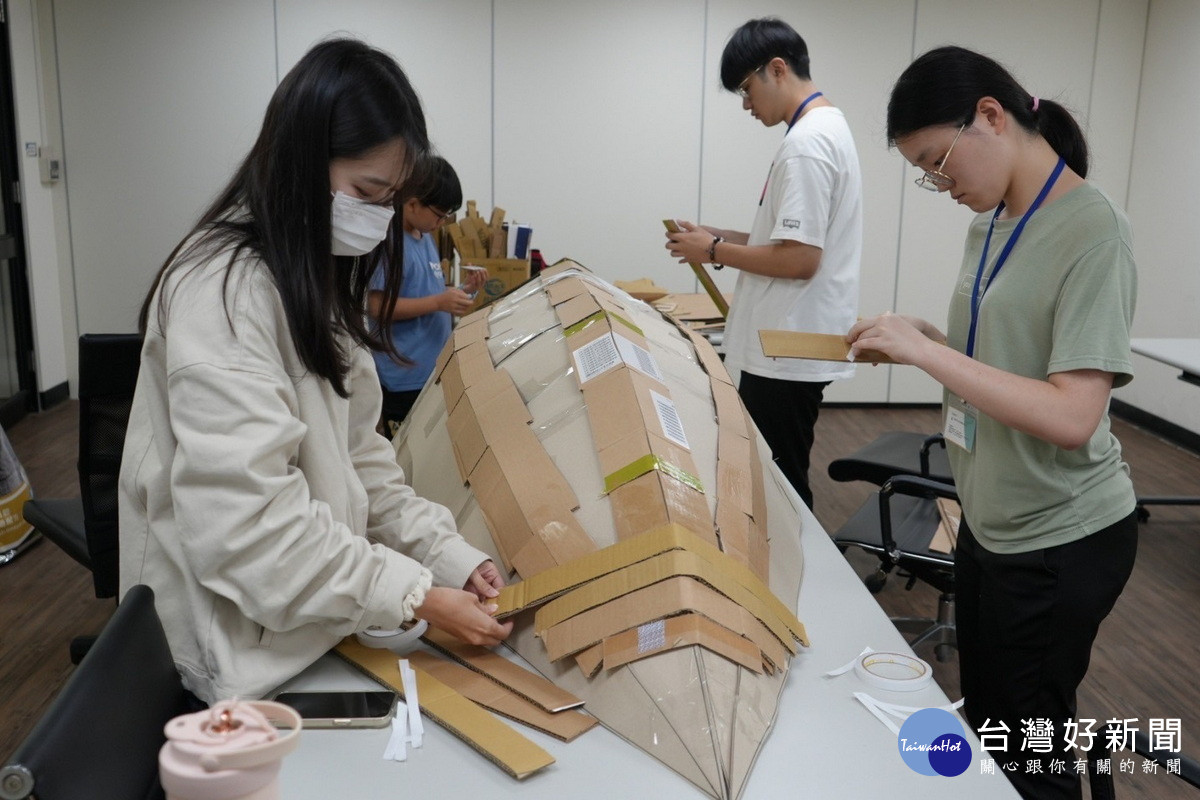 志工們動作製作「桃青號」，參加全國盃Maker造船大賽」。<br />
