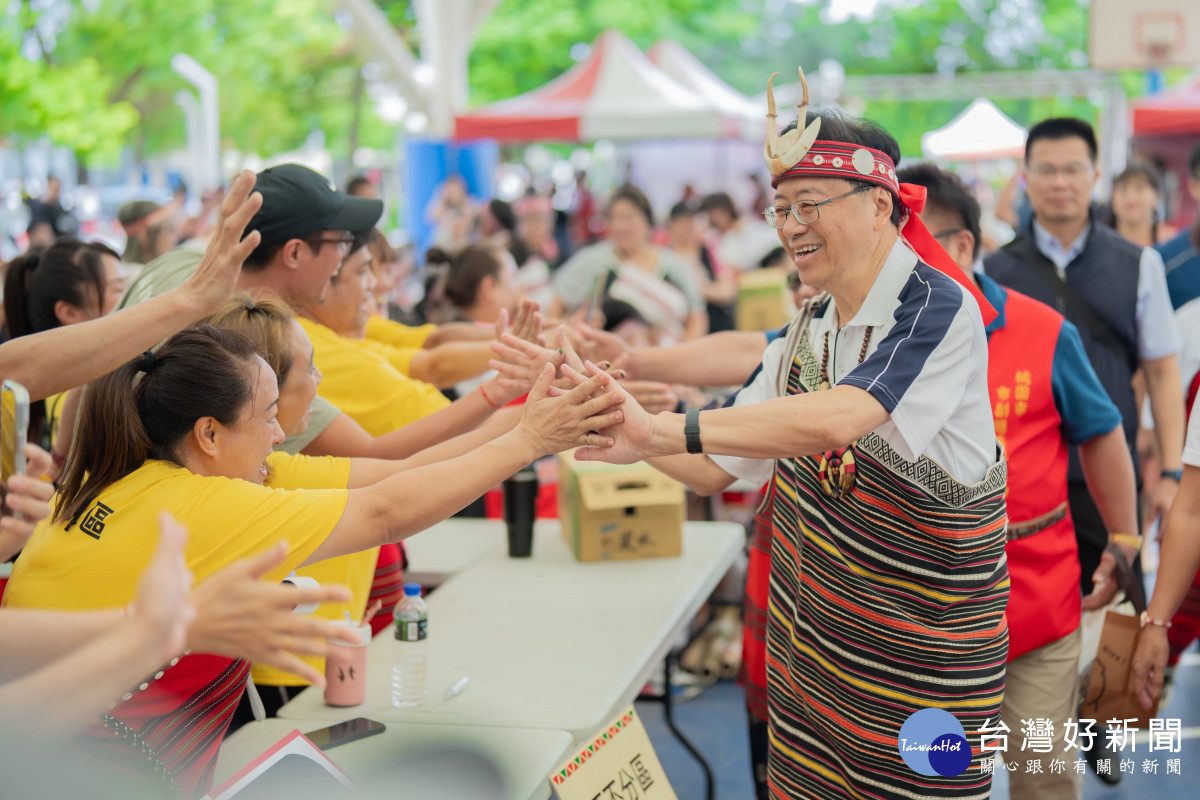 張市長與市民熱情擊掌。