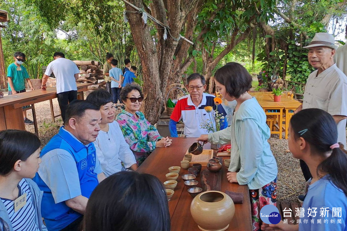 桃園市議長邱奕勝於派對中接受小朋友奉茶。<br />

