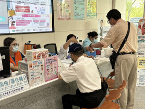 中醫大新竹附醫長者免費健康檢查。