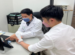 楊宗翰醫師表示，手持超音波可協助診斷異常腫塊，釐清病因。