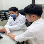 楊宗翰醫師表示，手持超音波可協助診斷異常腫塊，釐清病因。
