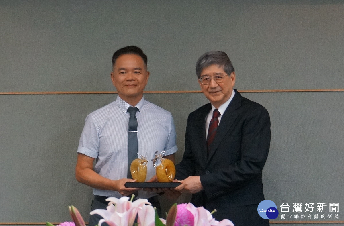 校長江昭龍贈紀念品感謝榮董事長。（南開科大提供）<br />
