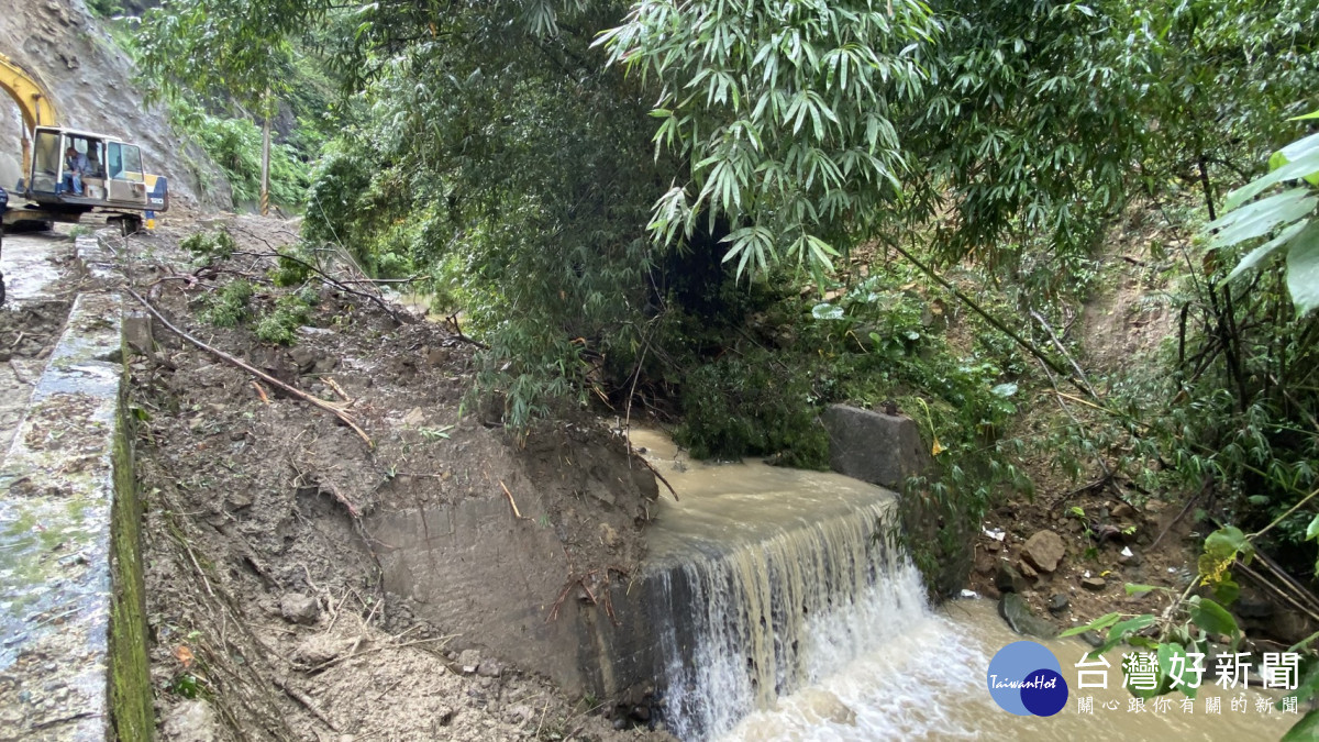 邊坡大量土石崩塌覆蓋路面，造成交通中斷。
